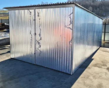 Fertiggarage - Hersteller von Fertiggaragen | LiderStal Einzelgarage aus Blech 300 x 500 cm Pultdach Doppelflügeltor Zink zweite Wahl