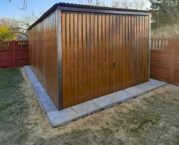 Gerätehaus aus Blech 300 x 500 cm Pultdach Vertikalprofil Holzoptik Goldene Eiche