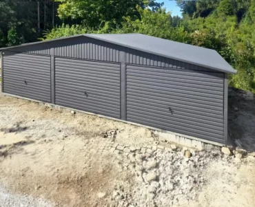 Dreifachgaragen aus Blech 900 x 500 cm Seitengiebel Schwingtor Graphit