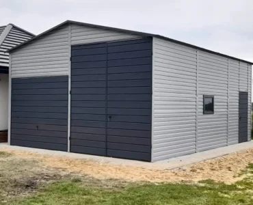 Halle aus Blech 600 x 800 cm Satteldach Doppelflügeltor und Schwingtor Aluminium