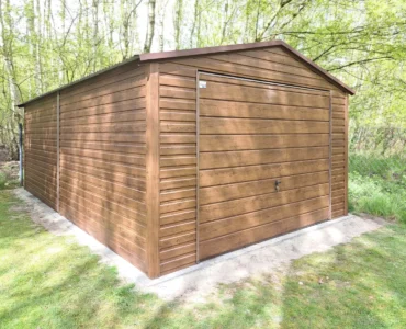 Einzelgarage aus Blech 400 x 600 cm Satteldach Seitengiebel Schwingtor Holzoptik Goldene Eiche