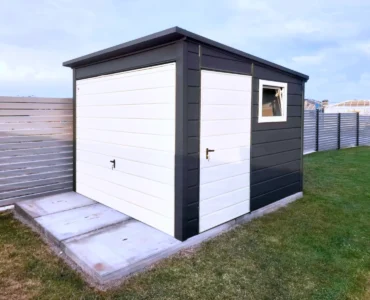 Gerätehaus aus Blech 300 x 300 cm Pultdach Anthrazit mit Seitentür und Fenster