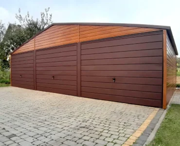 Dreifachgaragen aus Blech 900 x 500 cm Holzoptik Satteldach Schwingtor