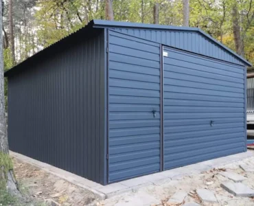 Fertiggarage - Hersteller von Fertiggaragen | LiderStal Einzelgarage aus Blech 400 x 500 cm Seitengiebel Schwingtor Graphit