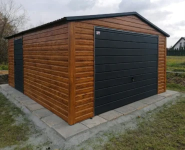 Einzelgarage aus Blech 400 x 500 cm Satteldach Schwingtor Holzoptik Goldene Eiche mit Tor in Graphit