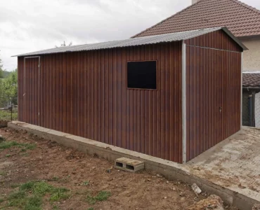 Einzelgarage aus Blech 300 x 500 cm Satteldach Schwingtor Holzoptik