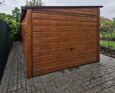 Einzelgarage aus Blech 400 x 500 cm Holzoptik Pultdach Schwingtor