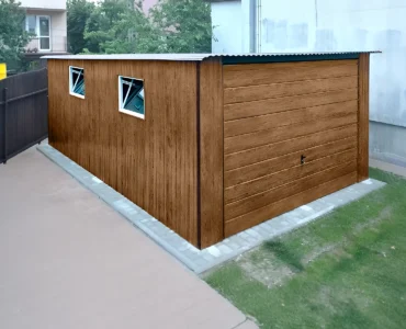 Einzelgarage aus Blech 300 x 500 cm Holzoptik Pultdach Schwingtor