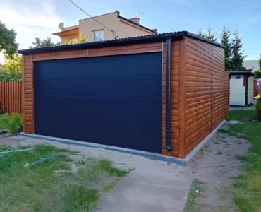 Einzelgarage aus Blech 500 x 600 cm Holzoptik Pultdach Sektionaltor