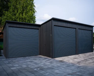 Halle aus Blech 600 x 500 cm Lager Dreifache mit 3x3 m Pultdach Rolltor Graphitfarbe